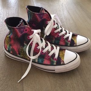 Feather print high top sneakers